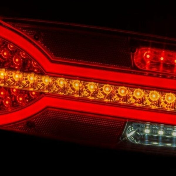 Links | LED Rücklicht dynamisches LED Blinker | 12-24v | 7-PIN AMP-Anschluss | V14C7-951B7