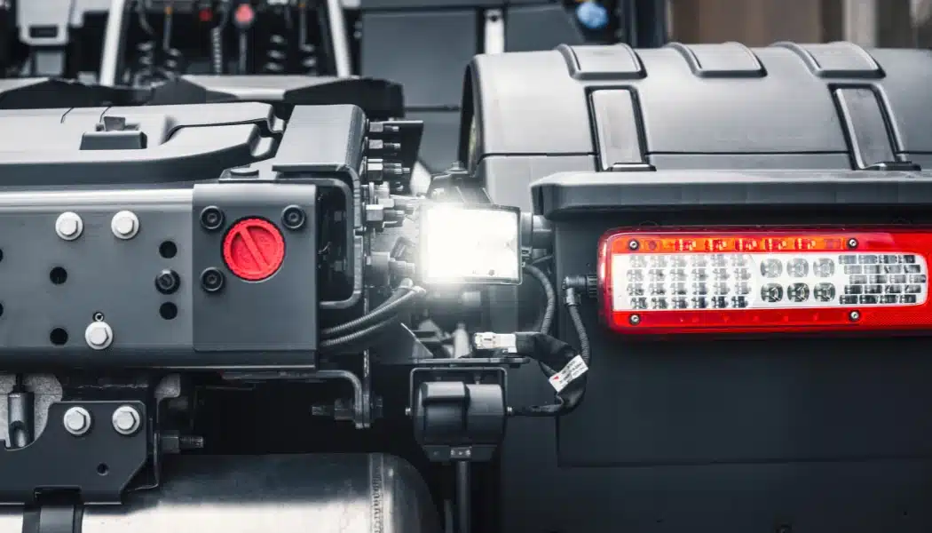 Nahaufnahme von LKW-Technologie mit Rückleuchten.