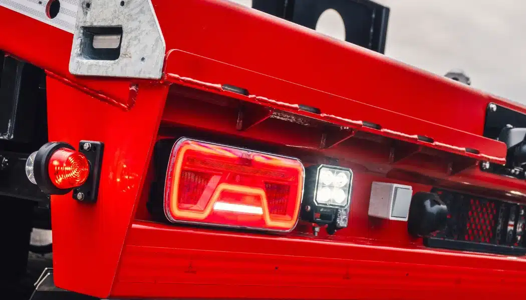 Nahaufnahme rotes Rücklicht an Fahrzeugheck