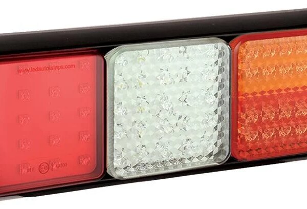 LED Rücklicht mit schwarzem Rand | 12-24v | 40cm Kabel | 100BSTIWFMRE